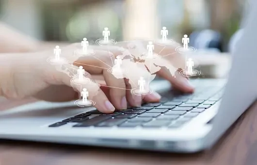 Equipo de trabajo colaborando en oficina