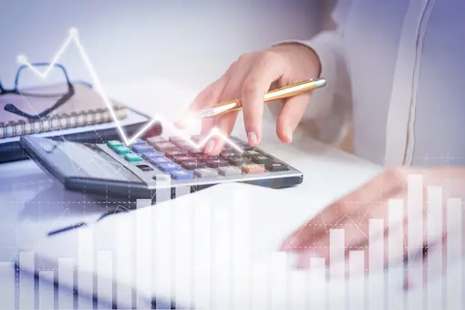 Foto: escritorio con calculadora y documentos contables